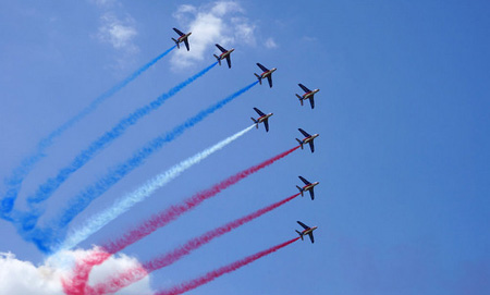 Đội Patrouille de France biểu diễn trên bầu trời Paris.